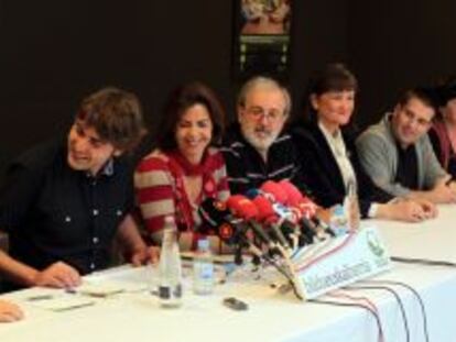Alcaldes y concejales de Bildu, en la comparecencia que realizaron anteayer en San Sebastián.