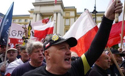 Marcha contra la restitución de bienes a judíos, el sábado en Varsovia.