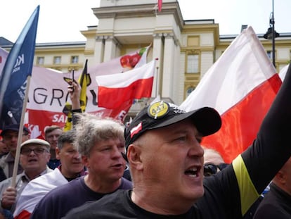 Marcha contra la restitución de bienes a judíos, el sábado en Varsovia.