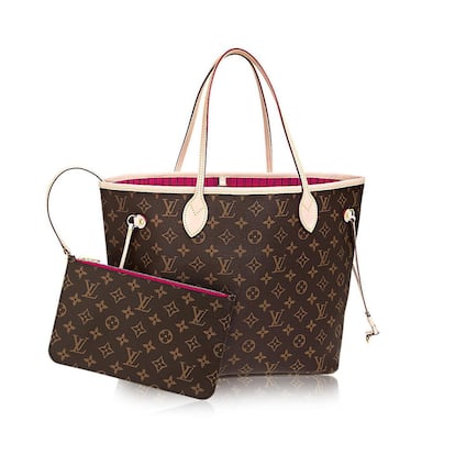 Neverfull Elnombre lo dice todo: un bolso que nunca sellena.UnsencilloshoppingbagconelclásicoestampadoMonogramdeLouisVuitton que se ha convertido en el compañero de viajemáscotizado.Subolsaextraíbleayuda a tener las pertenenciasmás necesarias a mano,unejemplodecómolosmodelosmás simples también cuidan los detalles. Precio: 995 euros