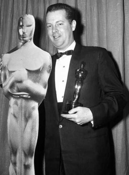 Delbert Mann con el Oscar ganado con la película <i>Marty.</i>