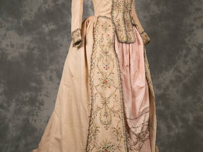 Vestit d'estil anglès de finals del segle XVIII, al Museu de l'Empordà.
