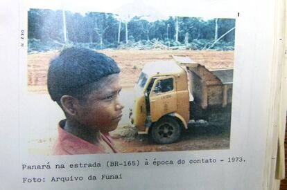 Os índios Kreen-Akarore, também chamados de Panará, viviam no entorno da futura estrada Cuiabá-Santarém, que começaria a ser construída no início da década de 1970, e, por isso, uma frente de atração foi montada na área pela Funai. Ao longo dos anos seguintes, a situação de saúde tornou-se grave entre os índios, que contraíram gripe e diarreia trazidas pelos trabalhadores, e dezenas deles morreram.