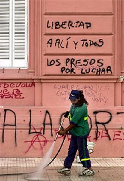 Tareas de limpieza en la Casa Rosada tras las protestas de ayer.