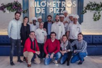 Rubén Rodríguez, el camarero del centro, con sus compañeros de Kilómetros de Pizza.