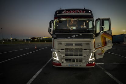 El camionero, al amanecer del 14 de octubre, se prepara para dejar el área de servicio de Beaugency Messas (Francia) con un cargamento de 26 toneladas de uvas destinadas al mercado británico.
