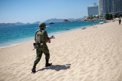 Soldados mexicanos patrulhando as praias de Acapulco