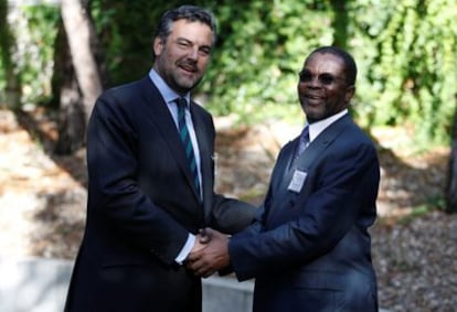 El embajador español Jesús Silva y Nii Allotey Odunton, secretario general de la Autoridad Internacional de los Fondos Marinos (derecha), se saludan en la Fundación Areces en Madrid.