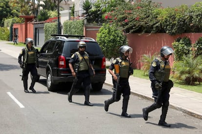 La policía peruana durante el registro de una de las casas del expresidente Kuczynski