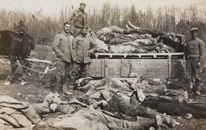 Las llamadas “fotos trofeo” sacadas para humillar y degradar al enemigo, son tan viejas como la presencia de cámaras en el frente. En la Primera Guerra Mundial tuvieron gran difusión, convirtiéndose en un fenómeno viral. Esta foto postal fue sacada en el frente del este, entre 1915 y 1916, y muestra a un grupo de soldados alemanes cargando los cadáveres de combatientes franceses y británicos, una funesta premonición de las imágenes de pilas de cuerpos que vendrían con la Segunda Guerra Mundial, como apunta el coleccionista y especialista en fotografía de guerra, Dr. Bodo von Dewitz.