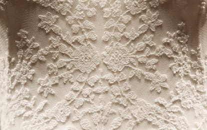 El vestido de Alexander McQueen que lució la duquesa Catalina de Cambridge había sido bordado a mano por la la Royal School of Needlework. Los motivos florales son especialmente representativos para la Casa Real Británica: rosas, tréboles, narcisos y cardos.