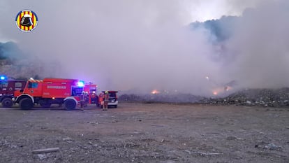 Imagen de la intervención de los bomberos en el vertedero de Alberic este domingo.