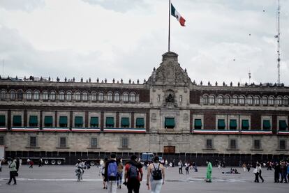 Luego del concierto de Grupo Firme, el domingo por la noche, trabajadores del gobierno de la Ciudad de México prepararon barricadas alrededor del Palacio Nacional en espera de la manifestación de este lunes.