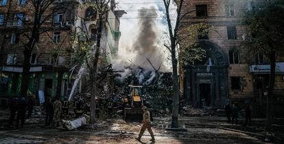 Edificio bombardeado por el ataque ruso sobre Zaporiyia (Ucrania).
