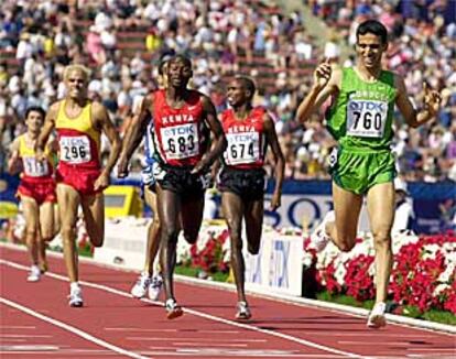 El Guerruj entra en meta por delante de Lagat. Al fondo, los españoles Reyes Estévez y Redolat.