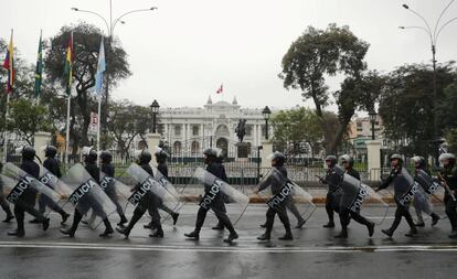 La policía peruana hace guardia frente al Congreso.