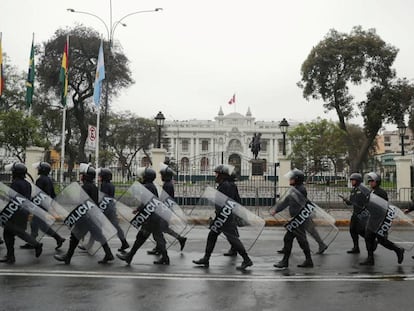La policía peruana hace guardia frente al Congreso. 