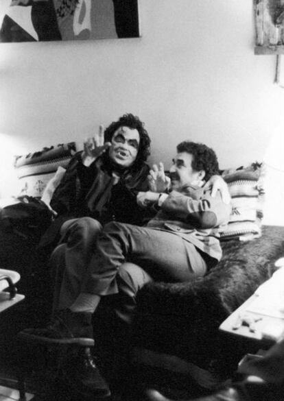Julio Cortázar, disfrazado de vampiro y Gabriel García Márquez, en 1974 en París.