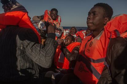 En el interior de la balsa de goma, los rescatistas hallan a 45 migrantes procedentes de Gambia, Costa de Marfil y Guinea. Intentaban huir de Libia, pero llevan tres días a la deriva, sin agua ni comida. Europa considera a Trípoli un puerto más, un puerto seguro. Y Trípoli es, no obstante, la capital de un país que arrastra una guerra intestina desde la caída del régimen de Muhamar Gadafi.