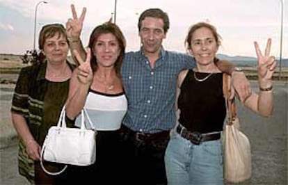 Mario Hernández, con dos primas y una amiga.