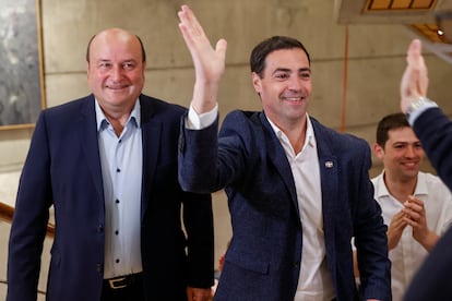 El candidato a lehendakari del PNV, Imanol Pradales, junto al presidente del partido, Andoni Ortuzar, durante la noche electoral.