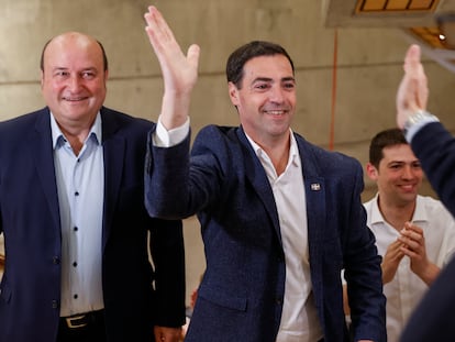 El candidato a lehendakari del PNV, Imanol Pradales, junto al presidente del partido, Andoni Ortuzar, durante la noche electoral.