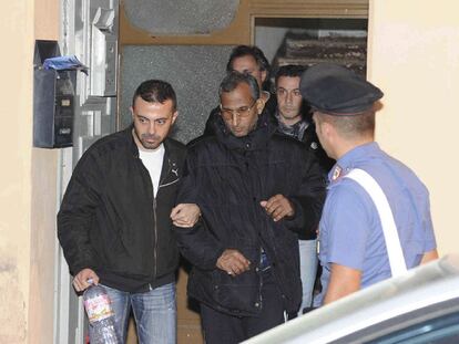 Ahmad Kahn Butt sale de su casa en Novi (Módena) tras ser detenido por el asesinato, a ladrillazos, de su esposa y por graves lesiones a su hija, que rechazó una boda pactada.