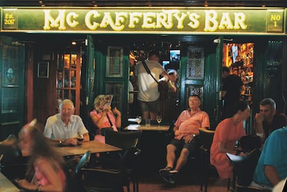 Clientes del Bar Macfferty, uno de los pubs del 'strip' de Cabo Roig.