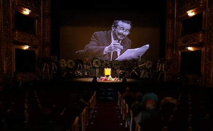 Féretro del actor Juan Diego en el escenario del Teatro Español.