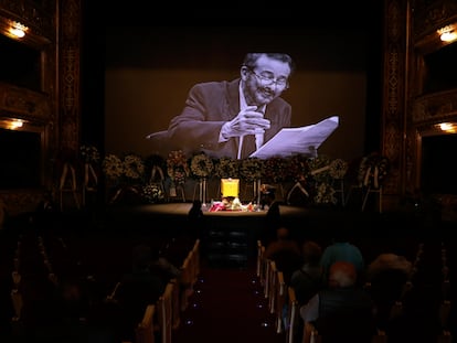 Féretro del actor Juan Diego en el escenario del Teatro Español.