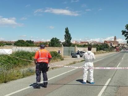 Agentes de la Policía Foral, en el lugar donde el asesino Pedro María Ruiz apuñaló a su víctima, en el interior de su vehículo en Murchante (Navarra).