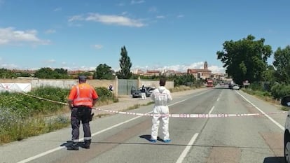 Agentes de la Policía Foral, en el lugar donde el asesino Pedro María Ruiz apuñaló a su víctima, en el interior de su vehículo en Murchante (Navarra).