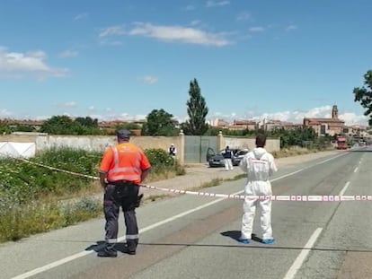 Agentes de la Policía Foral, en el lugar donde ha aparecido la mujer apuñala en el interior de su vehículo en Murchante (Navarra), el pasado 7 de julio.