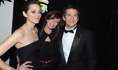 Marion Cotillard y su pareja, Guillaume Canet, rodean a Albane Cleret, organizadora de la fiesta de Bulgari.