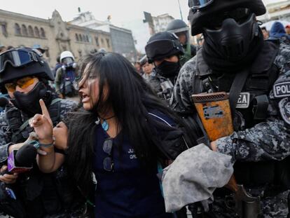 La policía boliviana detiene a una manifestante en La Paz el 21 de noviembre.