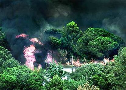 El fuego destruye el arbolado junto a una vivienda de la urbanización Mas Altaba de Maçanet de la Selva.