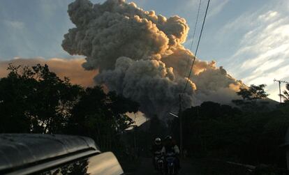 El volcán Merapi, en el centro de la isla indonesia de Java, ha entrado hoy en erupción tras expulsar grandes nubes ardientes de gases tóxicos y cenizas hasta cuatro kilómetros del cráter. "El Merapi ya ha explotado", según ha informado hoy el director del Centro de Investigación y Tecnología Vulcanológica, Subiandro.