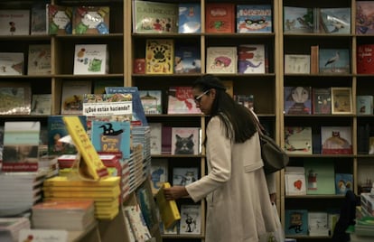 Una asistente a la Feria internacinal del Libro de Guadalajara (FIL)