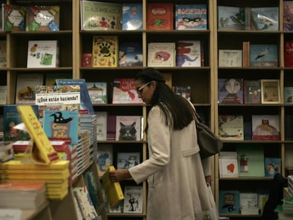 Una asistente a la Feria internacinal del Libro de Guadalajara (FIL)