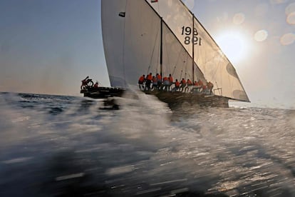 Una embarcación compite en la regata de vela anual de larga distancia conocida como al-Gaffal, cerca de Sir Abu Nuair, Dubái.