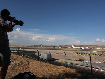 Sascha Kilders hace fotos a los aviones en el primer mirador para aficionados a la fotografía aeronáutica del aeropuerto Adolfo Suárez Madrid-Barajas.