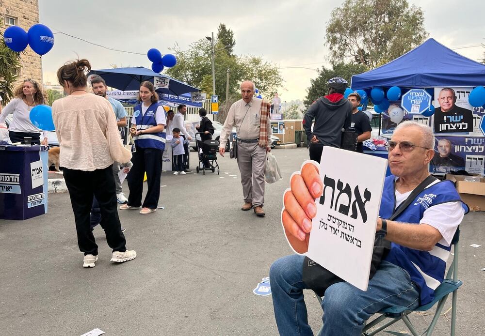 Estands delante de un colegio electoral en Jerusalén para pedir el voto de los electores, este martes.
