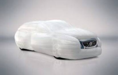 Fotografía facilitada por Volvo que ha anunciado el desarrollo de un airbag que envuelve completamente el coche en el caso de una colisión inevitable, ya sea con otro coche, con una barrera de seguridad e incluso al contacto con la superficie de una masa de agua.