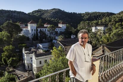 El doctor José Ramón Gómez es el director del centro, llegó a Fontilles en el año 1985 cuando la enfermedad comenzaba a recibir tratamiento médico pero los pacientes todavía estaban muy estigmatizados permaneciendo aislados del resto de la población pese a que el riesgo de contagio es muy bajo, en 102 años no ha habido ni un solo caso entre el personal del centro.