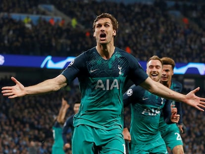 Fernando Llorente celebra un gol con la camiseta del Tottenham.