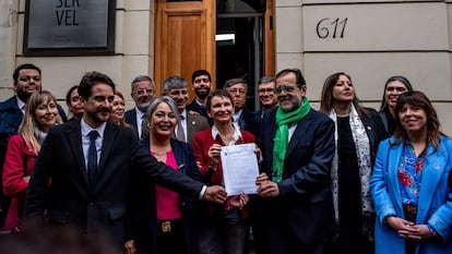 Gonzalo Winter, Jeannette Jara, Carolina Toha, y Jaime Mulet, candidatos presidenciales de Chile, tras registrar sus candidaturas en el Servicio Electoral, el 30 de abril, en Santiago.