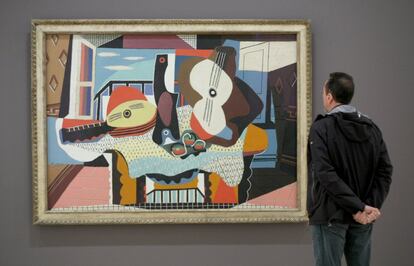 "Mandolina y guitarra" de Pablo Picasso en una de las salas del museo en una exposición en abril de 2016.