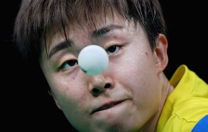 Tianwei Feng de Singapur durante los cuartos de final de tenis de mesa.