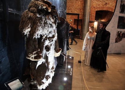 Dos personas ataviadas al estilo de la serie miran la zona dedicada al Castillo Negro, que incluye trajes de Jon Nieve, Samwell Tarly y Tormund Matagigantes.