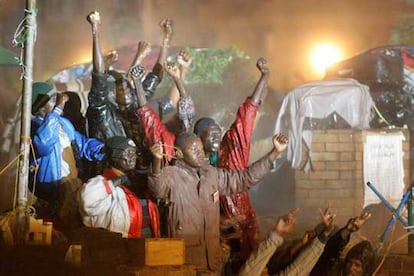 Inmigrantes sudaneses, momentos antes de que la policía irrumpiese en la plaza de El Cairo donde se habían concentrado.